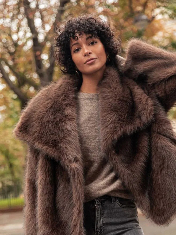 Smeđa ženska kratka jakna od umjetnog krzna na rever