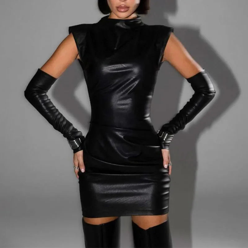 Minikleid aus PU-Leder und Handschuhe