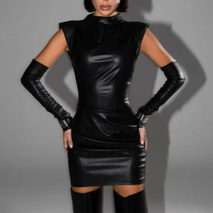 Minikleid aus PU-Leder und Handschuhe