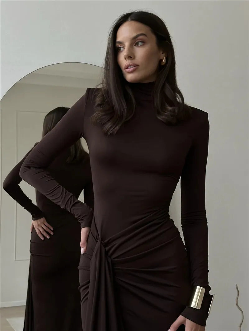 Langes Maxikleid mit Rollkragen und Schlitz am Oberschenkel