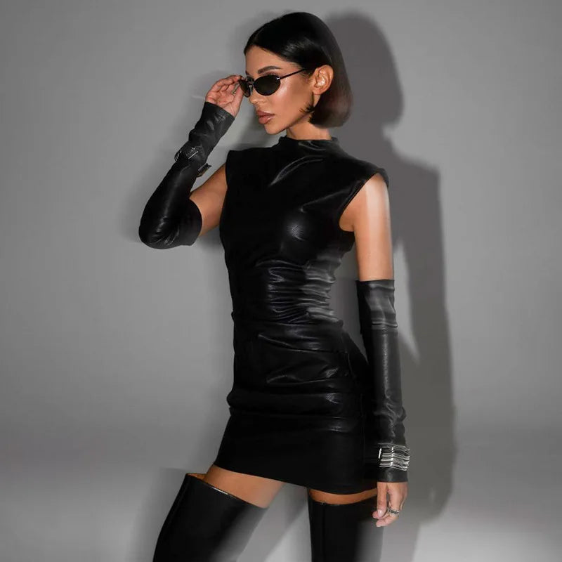Mini-robe en cuir PU et gants