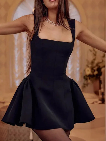 Minivestido de cintura alta com costas abertas e cor sólida