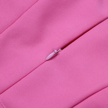 Langärmliges Mini-Verbandkleid mit Federn in Rosa und Schwarz
