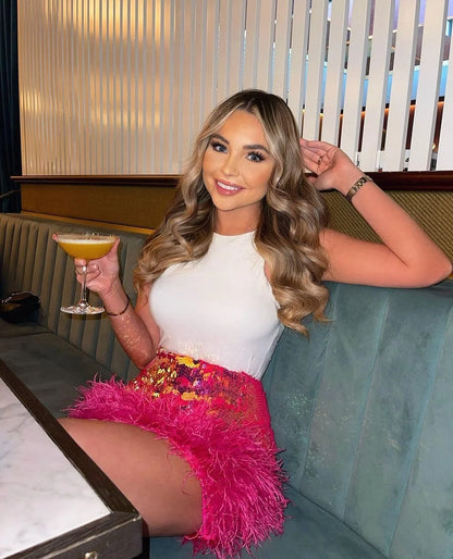 Minirock mit Pailletten und Federn