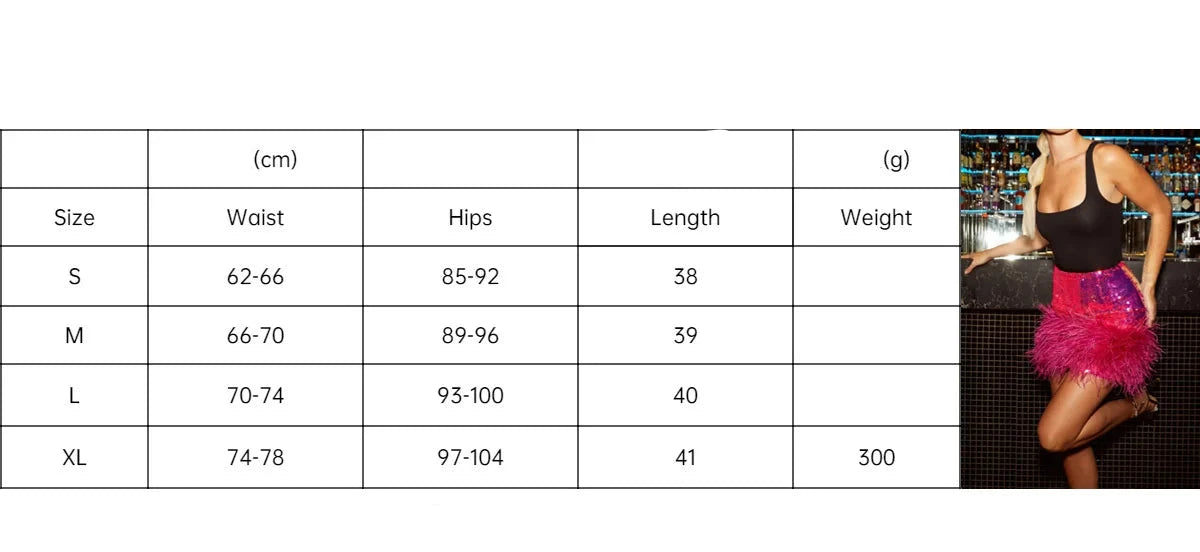 Minirock mit Pailletten und Federn