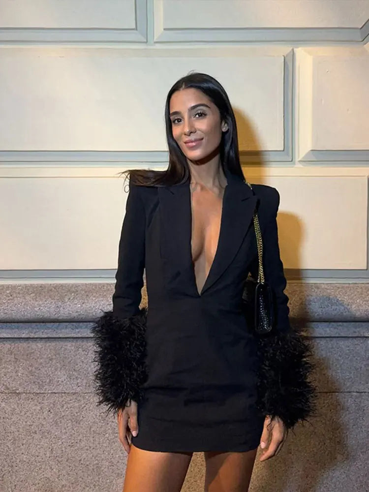 Abito blazer nero con frange e scollo a V profondo