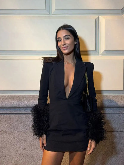 Abito blazer nero con frange e scollo a V profondo