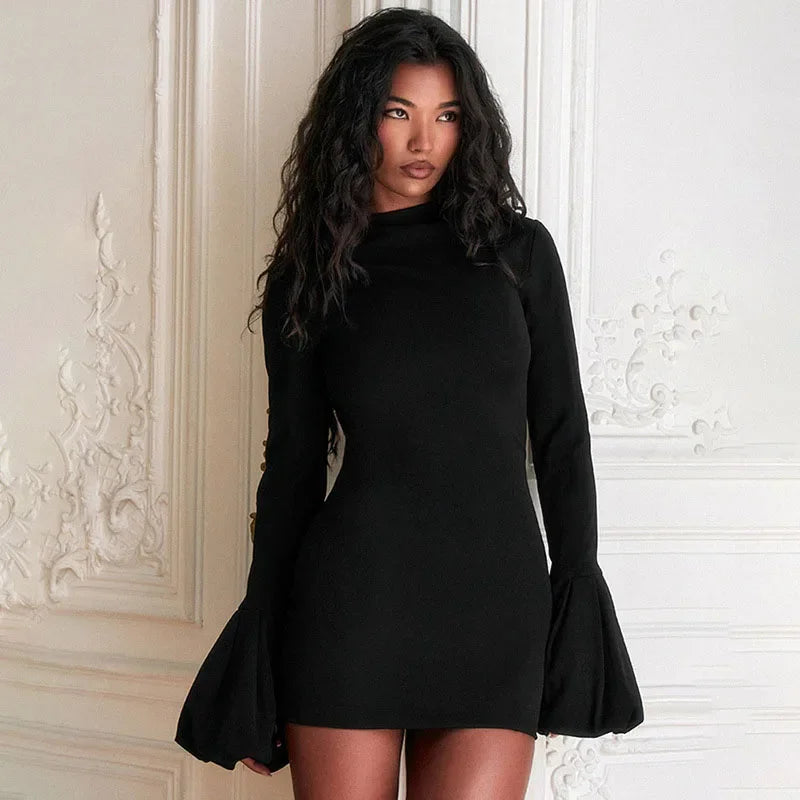 Mini vestido preto com manga puxada cintura alta