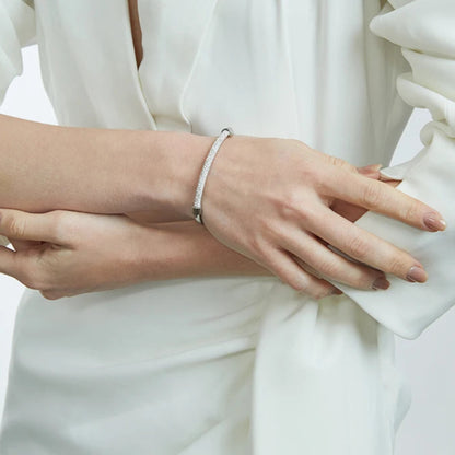 Braccialetti con polsini in titanio alla moda con zirconi cubici