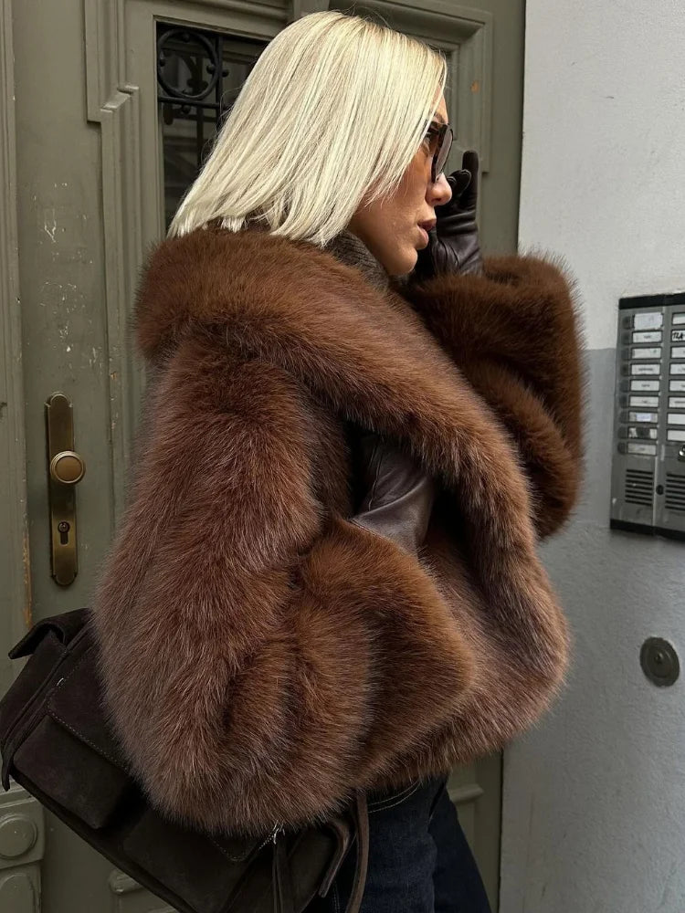 Smeđa ženska kratka jakna od umjetnog krzna na rever