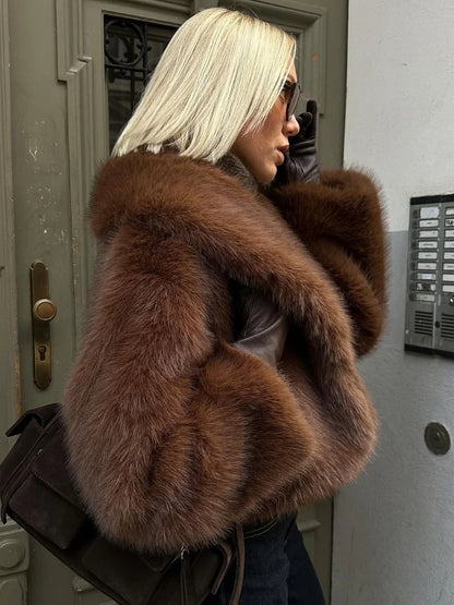 Smeđa ženska kratka jakna od umjetnog krzna na rever