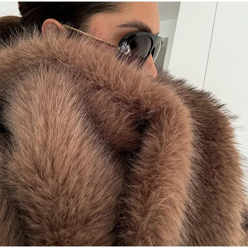 Smeđa ženska kratka jakna od umjetnog krzna na rever