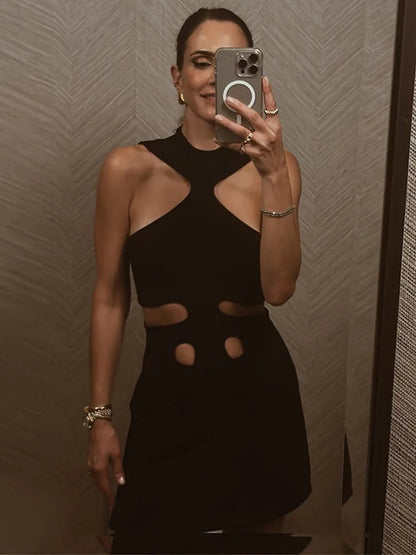 Elegantna mini haljina s izrezom na halteru