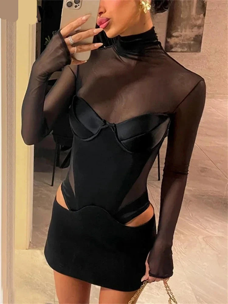 Mini vestido de malha com gola alta e manga comprida com corte de cetim