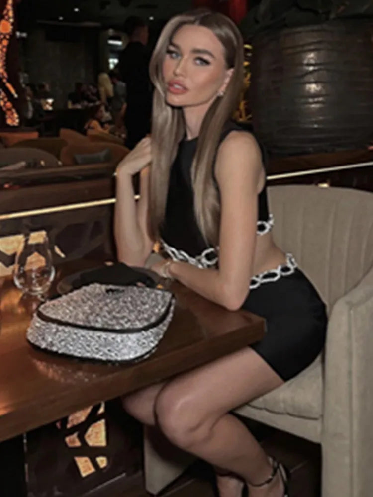 Mini abito nero con diamanti in cristallo senza schienale