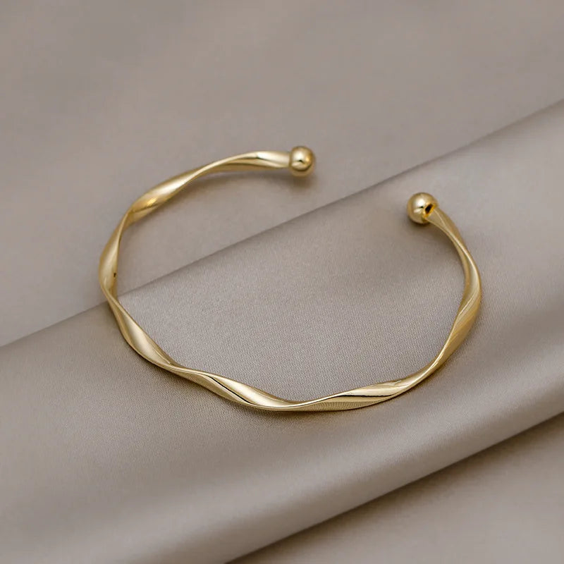Goldener Armbandschmuck minimalistisch