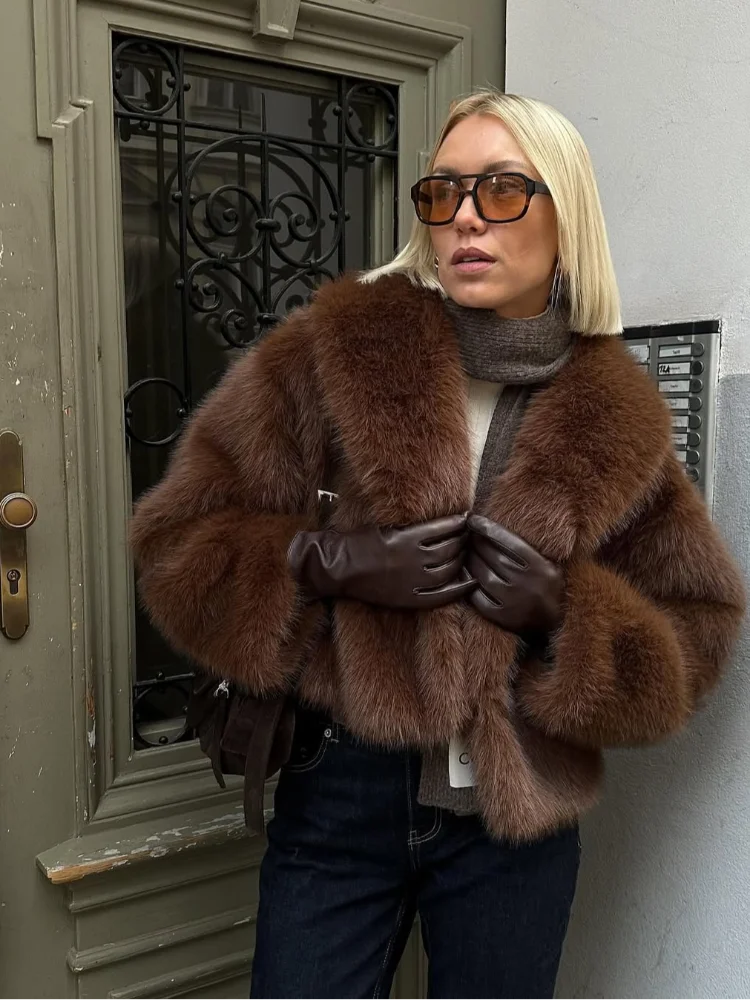 Smeđa ženska kratka jakna od umjetnog krzna na rever