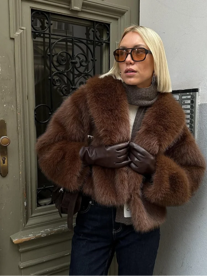 Smeđa ženska kratka jakna od umjetnog krzna na rever