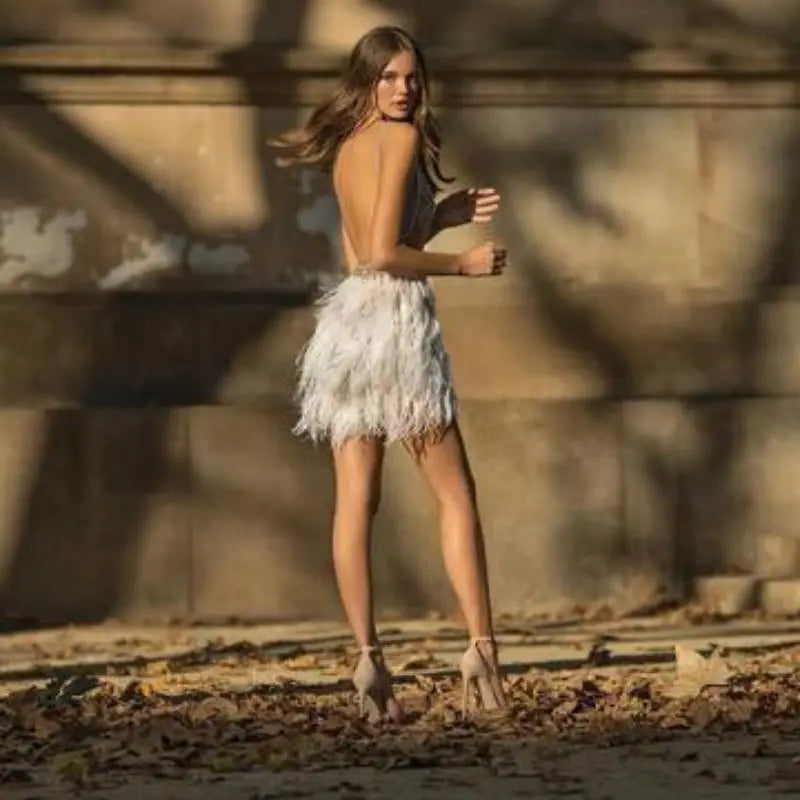 Mini vestido bodycon de penas com lantejoulas