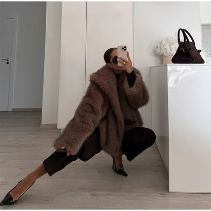 Smeđa ženska kratka jakna od umjetnog krzna na rever