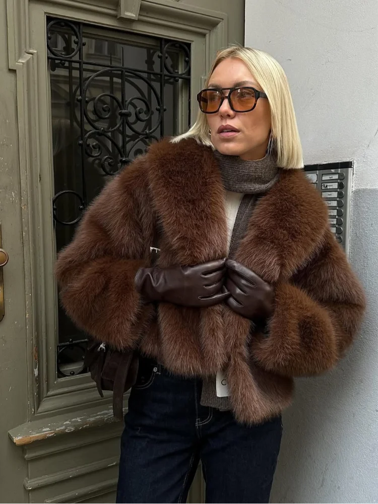 Smeđa ženska kratka jakna od umjetnog krzna na rever