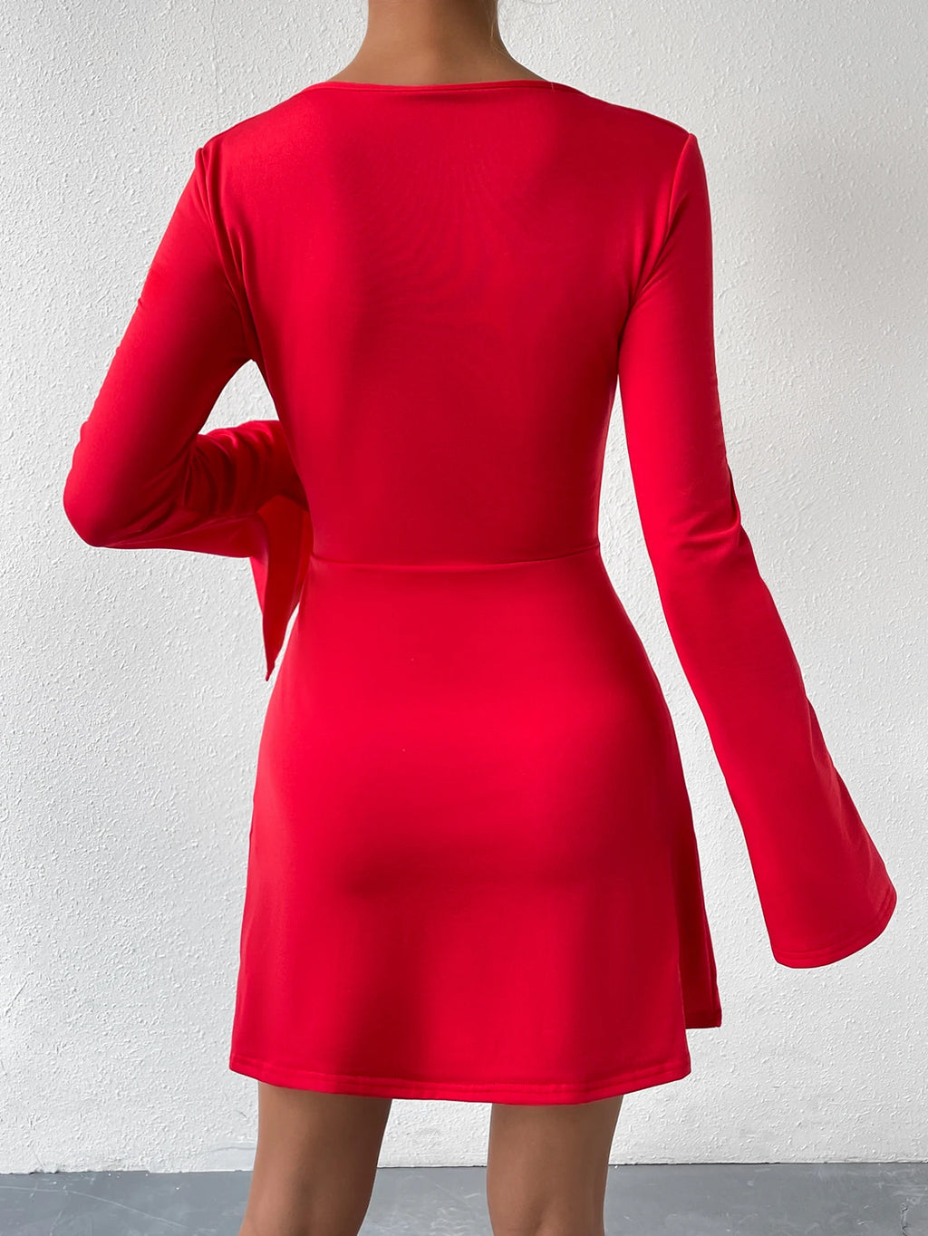 Mini vestido vermelho bodycon com decote quadrado