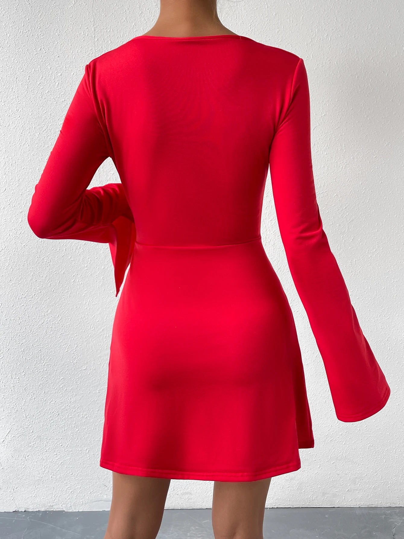 Mini vestido vermelho bodycon com decote quadrado