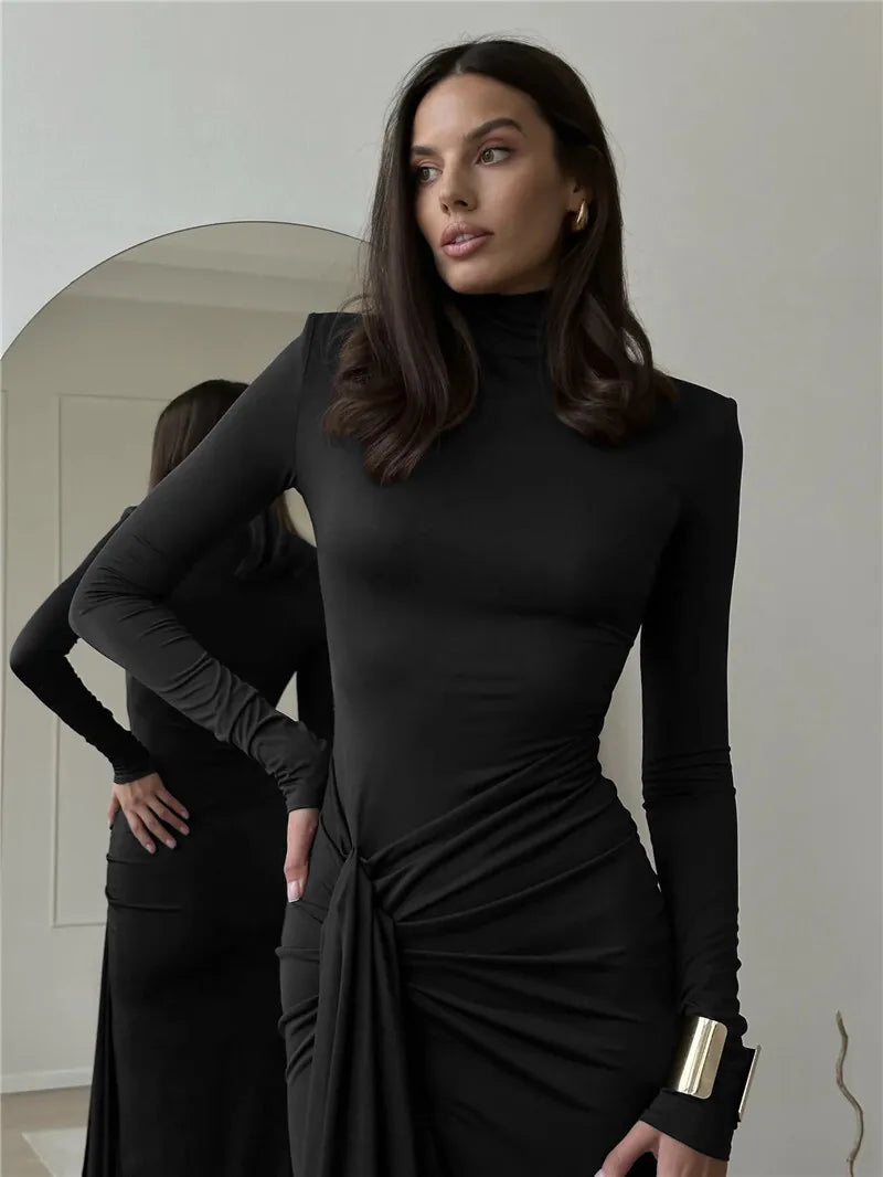 Langes Maxikleid mit Rollkragen und Schlitz am Oberschenkel