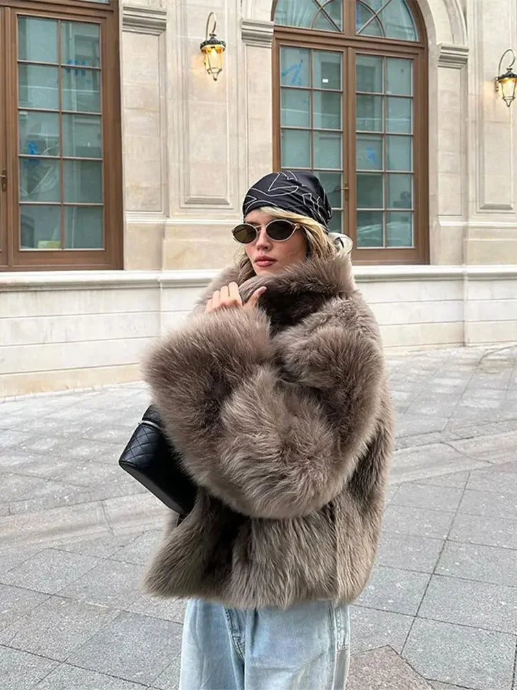 Cappotto corto in pelliccia sintetica marrone con risvolto