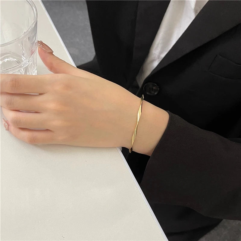 Goldener Armbandschmuck minimalistisch