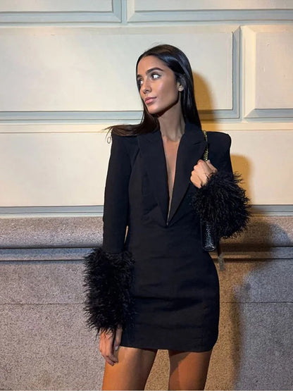 Abito blazer nero con frange e scollo a V profondo