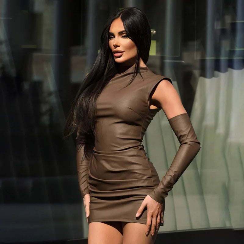 Minikleid aus PU-Leder und Handschuhe