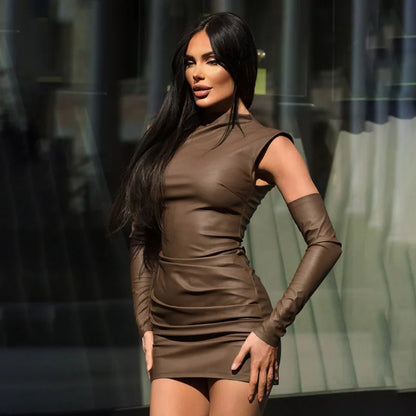 Minikleid aus PU-Leder und Handschuhe