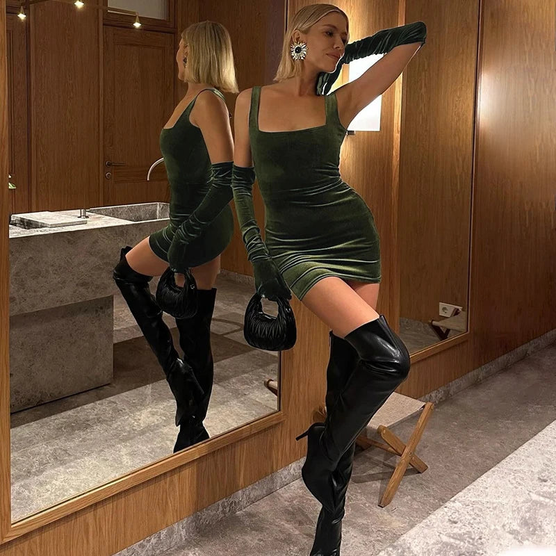 Ärmelloses Minikleid mit Samtträgern und Handschuhen