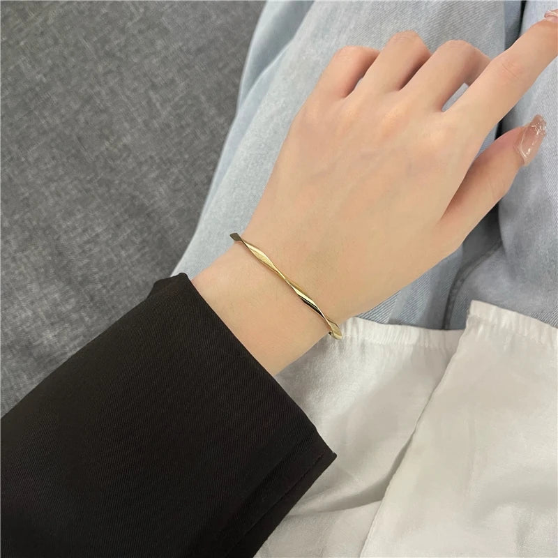 Goldener Armbandschmuck minimalistisch
