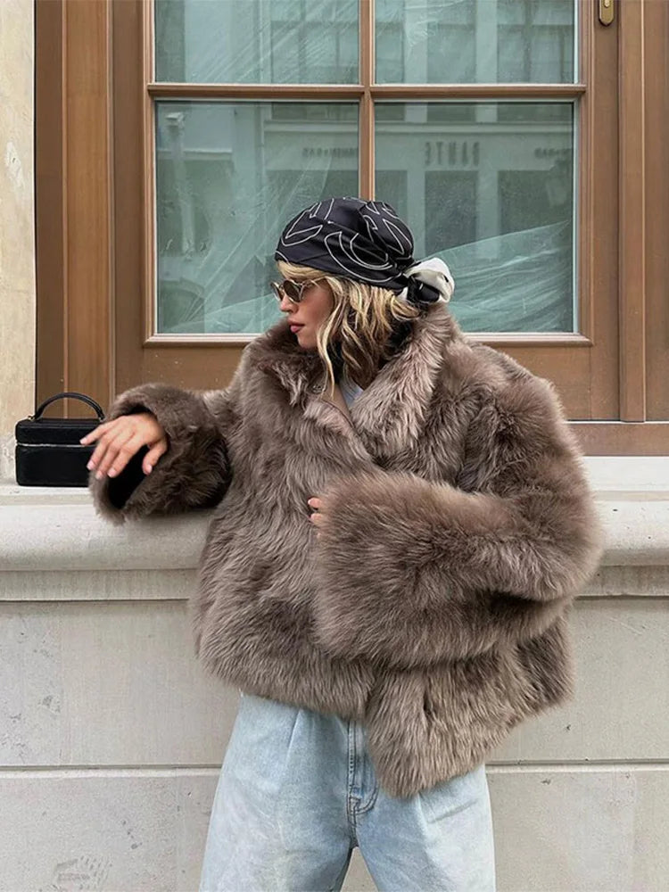 Cappotto corto in pelliccia sintetica marrone con risvolto