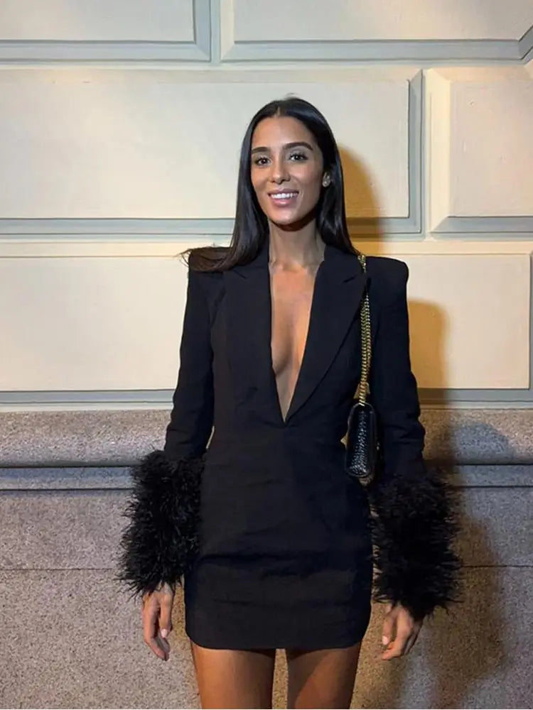 Abito blazer nero con frange e scollo a V profondo