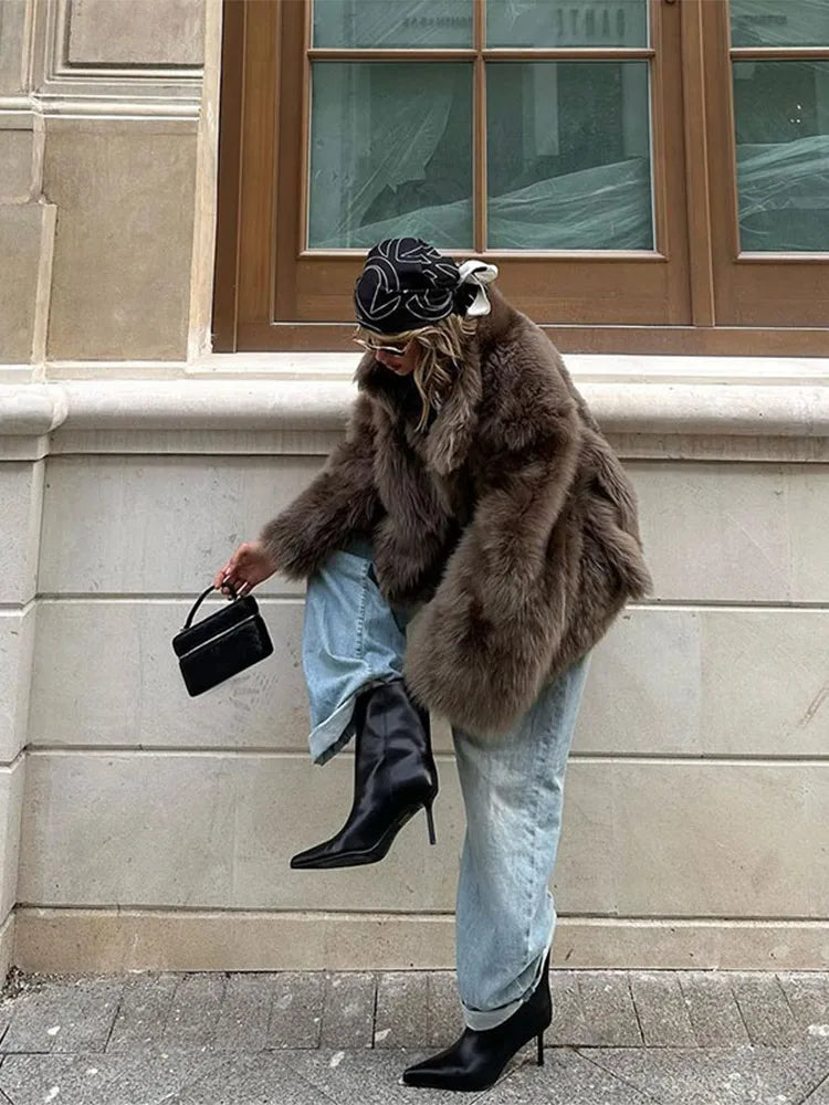 Cappotto corto in pelliccia sintetica marrone con risvolto