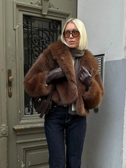 Smeđa ženska kratka jakna od umjetnog krzna na rever