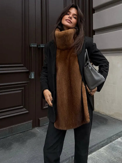 Smeđa ženska kratka jakna od umjetnog krzna na rever