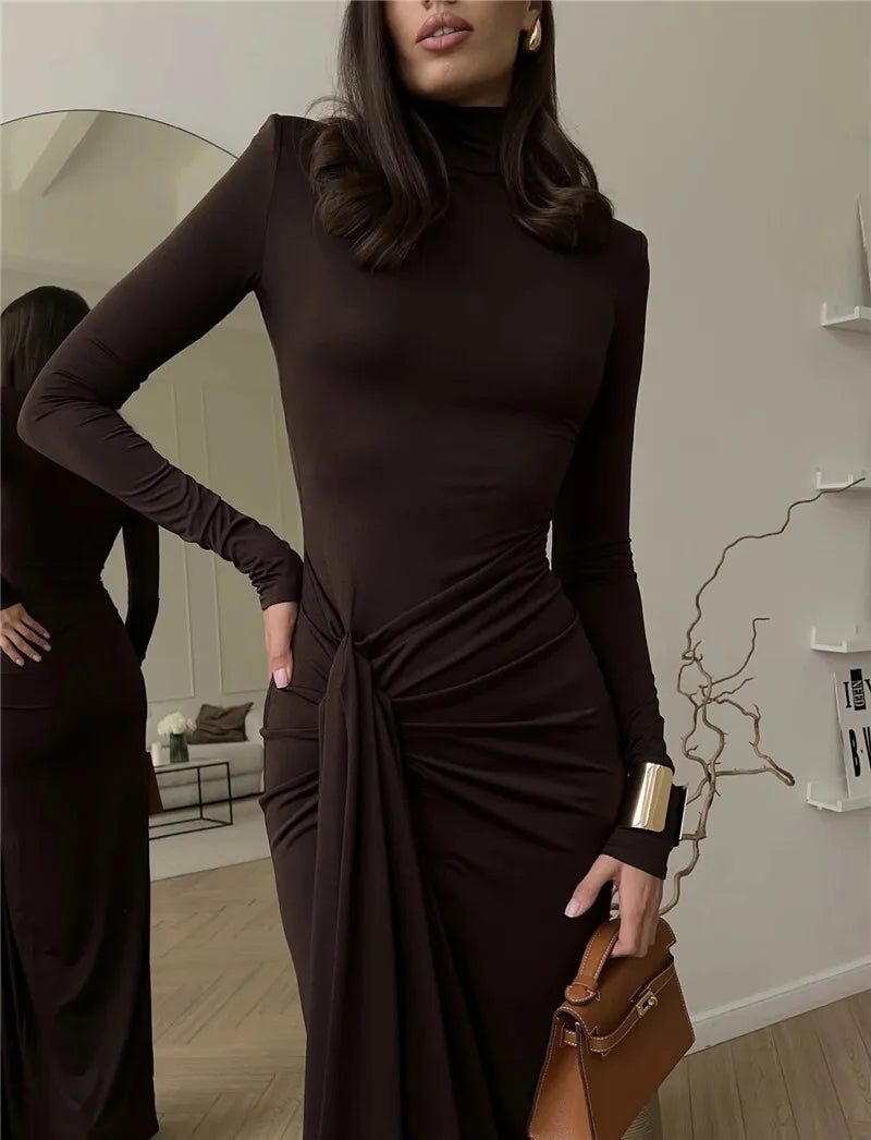 Langes Maxikleid mit Rollkragen und Schlitz am Oberschenkel