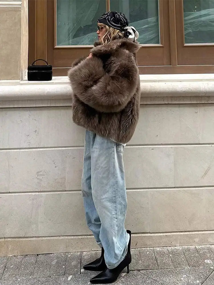Cappotto corto in pelliccia sintetica marrone con risvolto