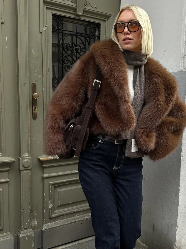 Smeđa ženska kratka jakna od umjetnog krzna na rever