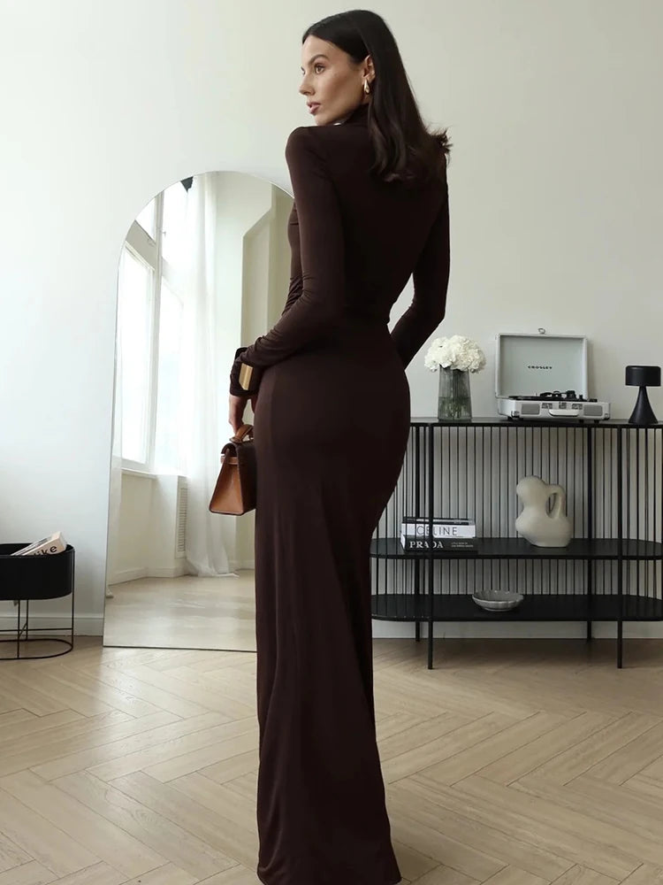 Langes Maxikleid mit Rollkragen und Schlitz am Oberschenkel