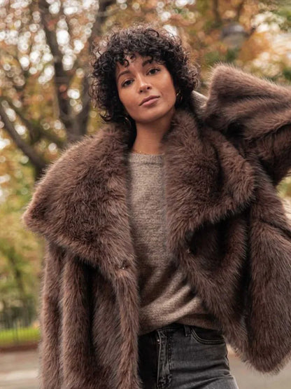 Smeđa ženska kratka jakna od umjetnog krzna na rever