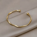 Goldener Armbandschmuck minimalistisch
