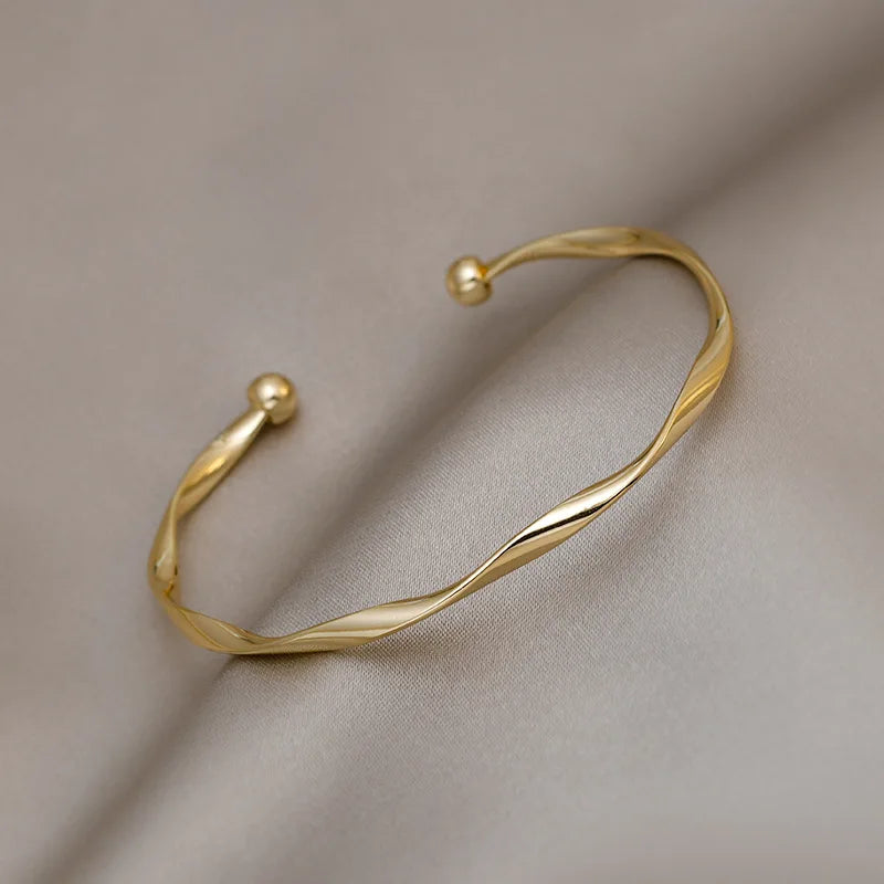 Goldener Armbandschmuck minimalistisch