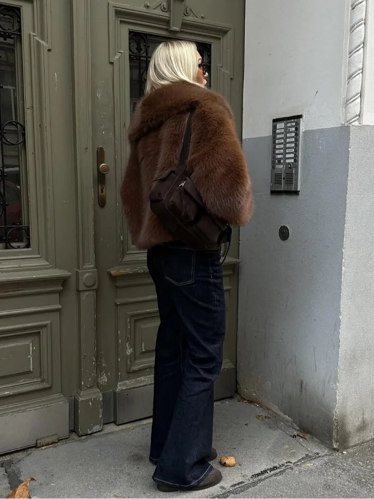 Smeđa ženska kratka jakna od umjetnog krzna na rever