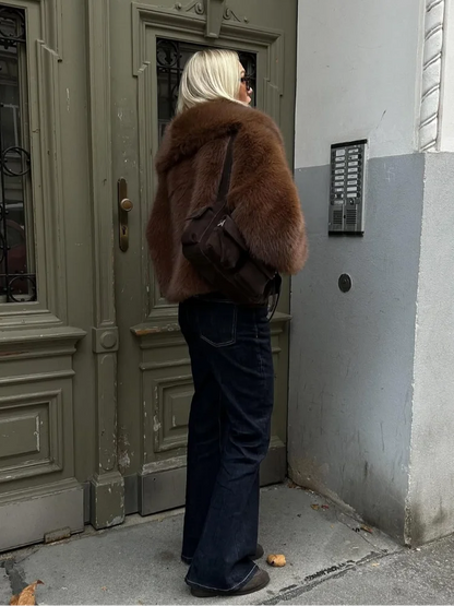 Smeđa ženska kratka jakna od umjetnog krzna na rever