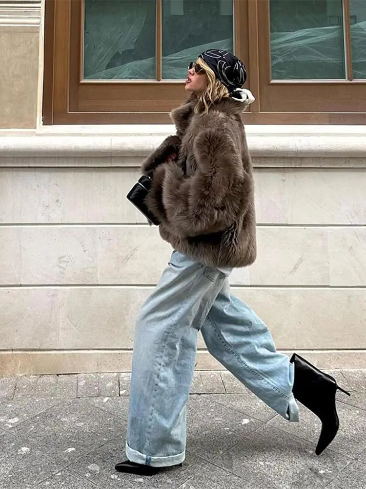 Cappotto corto in pelliccia sintetica marrone con risvolto